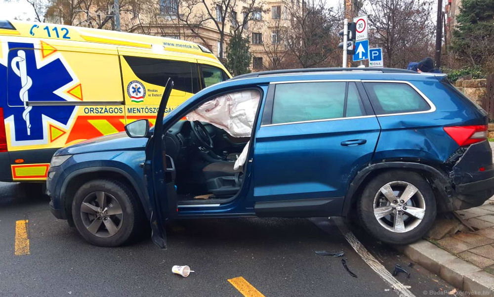 Kirobbantak a légzsákok, szokatlan dolgot tettek a mentősök, amikor a családi baleset helyszínén megvizsgálták a kisfiút