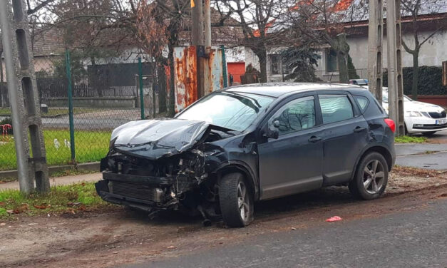 Házfalnak csapódott egy autó Csepelen, gázszivárgás miatt lezárták a környéket, közben átszakította egy kamion az M1-esen a szalagkorlátot