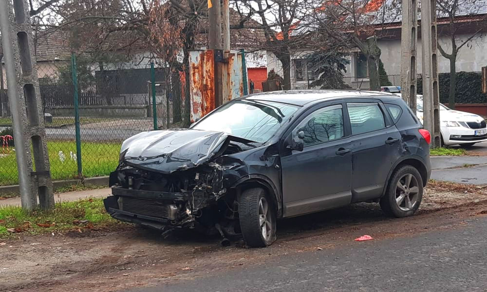 Házfalnak csapódott egy autó Csepelen, gázszivárgás miatt lezárták a környéket, közben átszakította egy kamion az M1-esen a szalagkorlátot