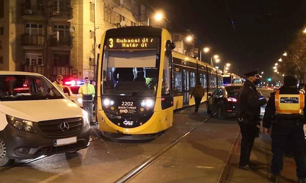 Kisiklott a 3-as villamos miután autóval ütközött, daruval tették vissza a sínre