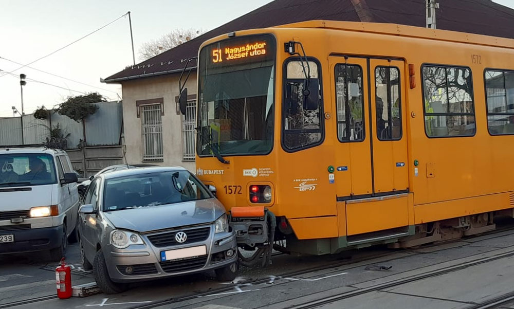 Hat hónapos kismama karambolózott, az autóját csúnyán elkapta a villamos, kórházba vitték