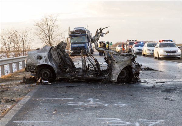 Drámai részletek a győri halálos balesetről: utolsó erejével próbálta 10 hónapos öccsét menteni a fiatal lány