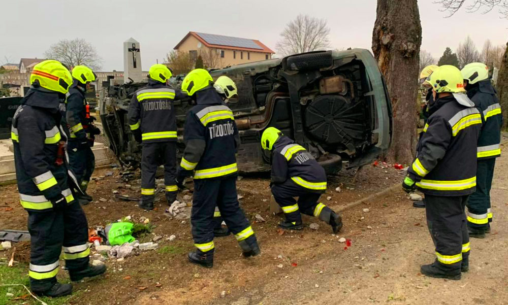 Átszakította a temető bejáratát, kidöntötte a betonkerítést és a sírok közt állt meg az autó