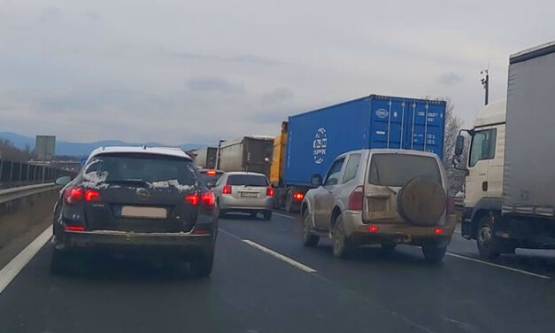 Káosz az utakon! Minden irányból áll a forgalom Budapest felé, van ahol 8 kilométeres a dugó