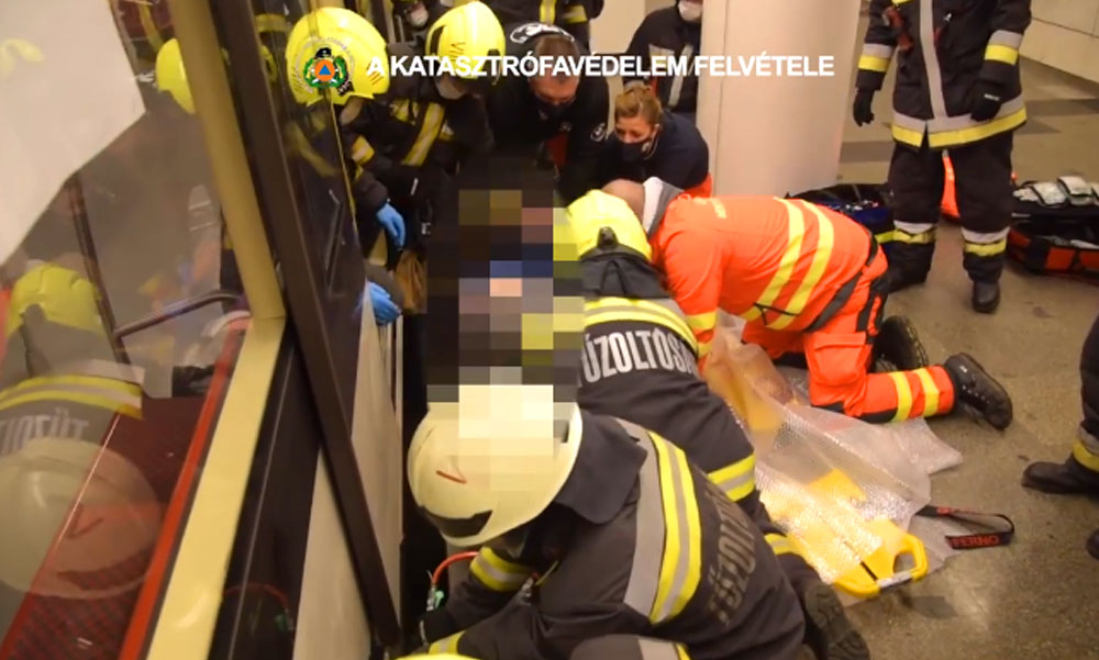 Mentőakció az Astoriánál: Beszorult egy utas lába a peron és a szerelvény közé, nem járt a 2-es metró