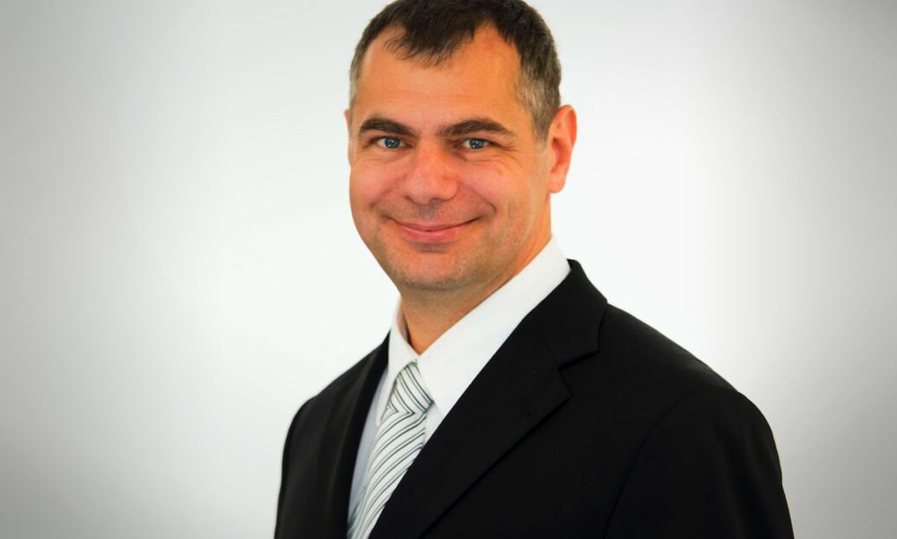 „Még most is nehezem hiszen el, hogy ilyen megtiszteltetésben részesültem” – koronavírusos betegeket ment a százhalombattai származású Szakmány professzor, akit Erzsébet királynő tüntetett ki