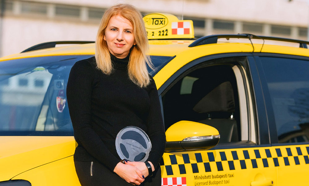 „Előfordulnak problémás utasok” – mondja az a háromgyermekes édesanya, akit az év taxisofőrjének választottak