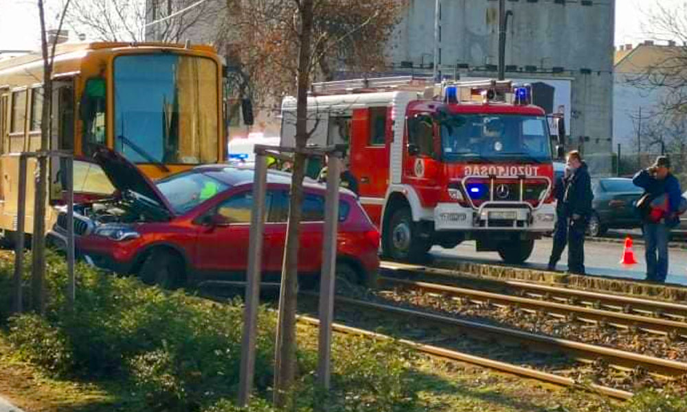 Csikorogva vészfékezett a villamos, de így is összeütközött egy autóval a Bosnyák tér és az Örs között