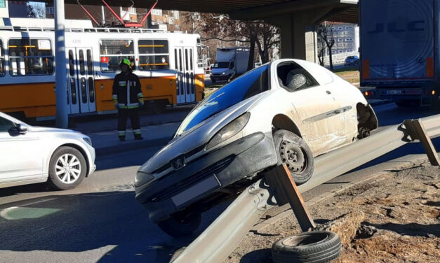 Durva karambol a Flórián téren, szalagkorlátra lökte az autót a kamion