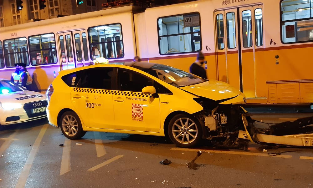 Vészfékezett a villamos, dőltek az emberek, a csattanás után egy alaposan összetört taxi maradt az úton