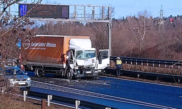 Négy autó és egy kamion ütközött az M1-esen, több kilométeres a torlódás