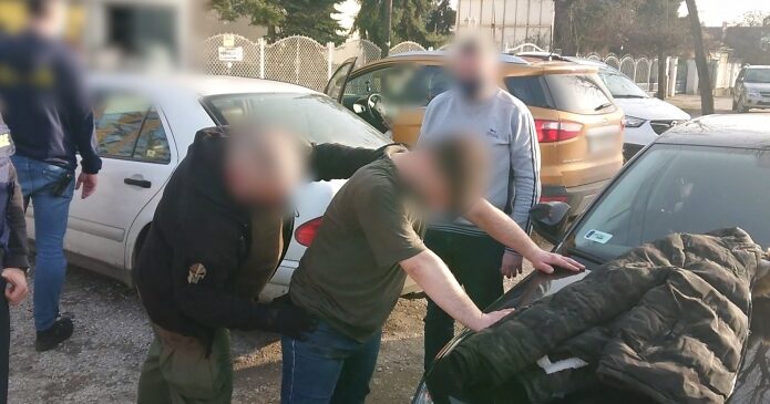 6 év börtönt kapott az a férfi, aki egy SZFE-s maszk miatt támadt meg egy nőt a csepeli buszon, korábban egy újságírót harapdált össze