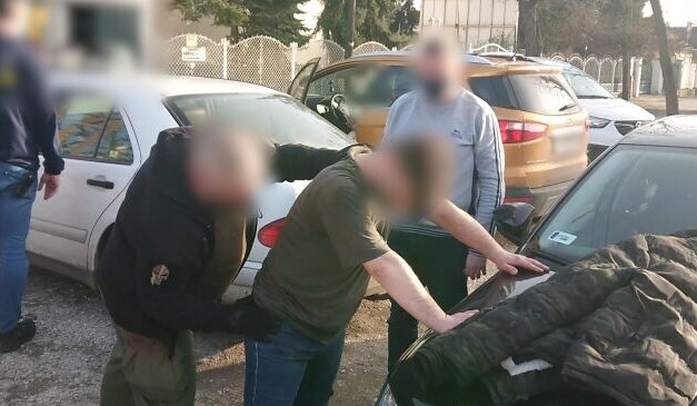 „Ő egy nyomorult sorsú gyerek, de egyáltalán nem hülye” – az SZFE-maszkos nőre támadó férfi korábban egy újságírót és egy politikust is megsebesített
