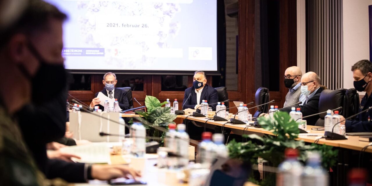 Orbán Viktor: „Ismét életbe lép a kórházakban a vezénylés”, szigorúbb utazási szabályokat vezet be Magyarország