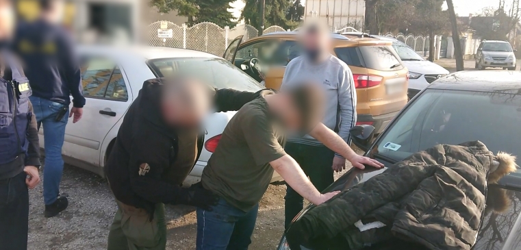 Elfogták a csepeli buszon késelő férfit, aki azért támadhatott rá egy nőre, mert SZFE-s maszkot viselt