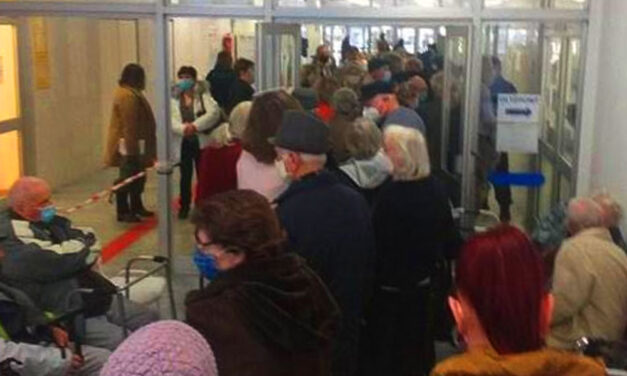 Döbbenetesen zsúfolt kórházi oltópontról kapott képet egy országgyűlési képviselő