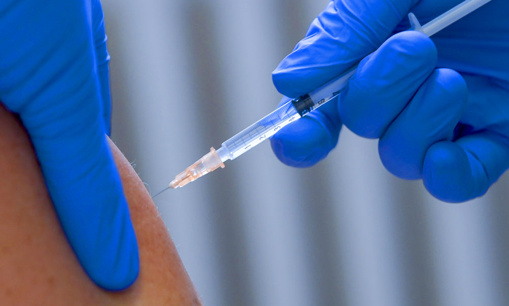 „Vegyék le a maszkot, mert a Covid egy nagy marhaság” – mondta a doktornő a betegeknek, aztán Pfizer oltás helyett sóoldatot adott nekik, elvitték a rendőrök