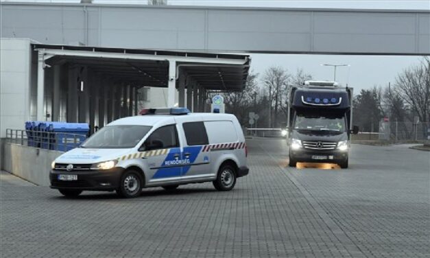 Koronavírus-vakcina: Megérkezett az első AstraZeneca-szállítmány