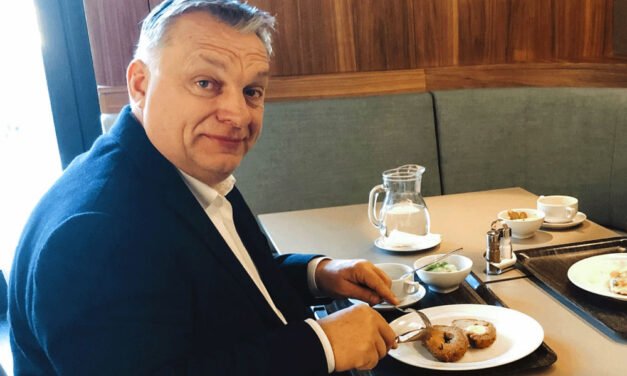 Díjnyerte katonai szakácsok készítik Orbán Viktornak és munkatársainak ebédjét a Karmelita kolostorban