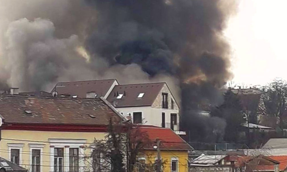 Robbanás egy raktárnál, 40 tűzoltó dolgozik a tűz oltásán, közben több baleset történt