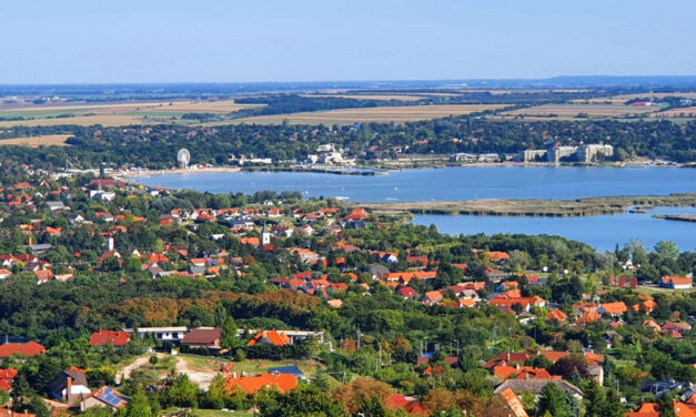 Már a Velencei-tóig ér a fővárosi agglomeráció, egymás után épülnek a társasházak