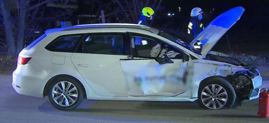 Részeg sofőr rendezett ámokfutást a 17. kerületben: száguldozás közben csapódott egy parkoló autónak, amit nekitolt egy villanyoszlopnak – videó