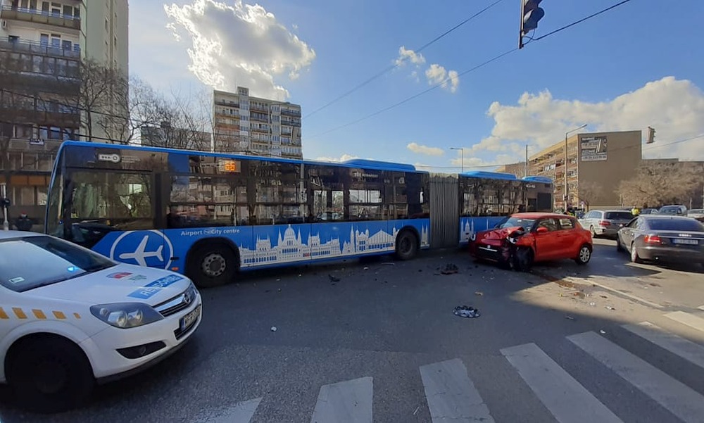 Busszal ütközött egy autós a 20. kerületben – fotók
