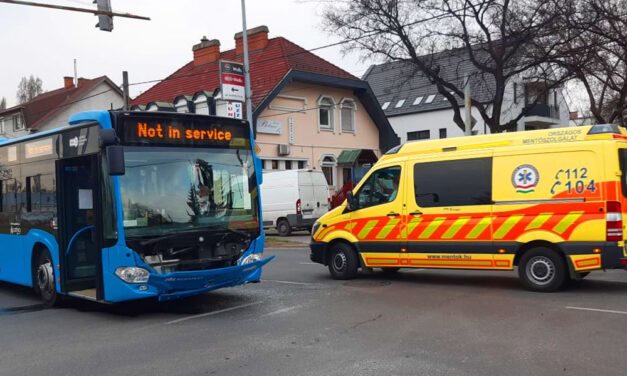 Kirobbantak a légzsákok a várandós nő autójában, az ütközés erejétől pedig leszakadt BKV-busz eleje