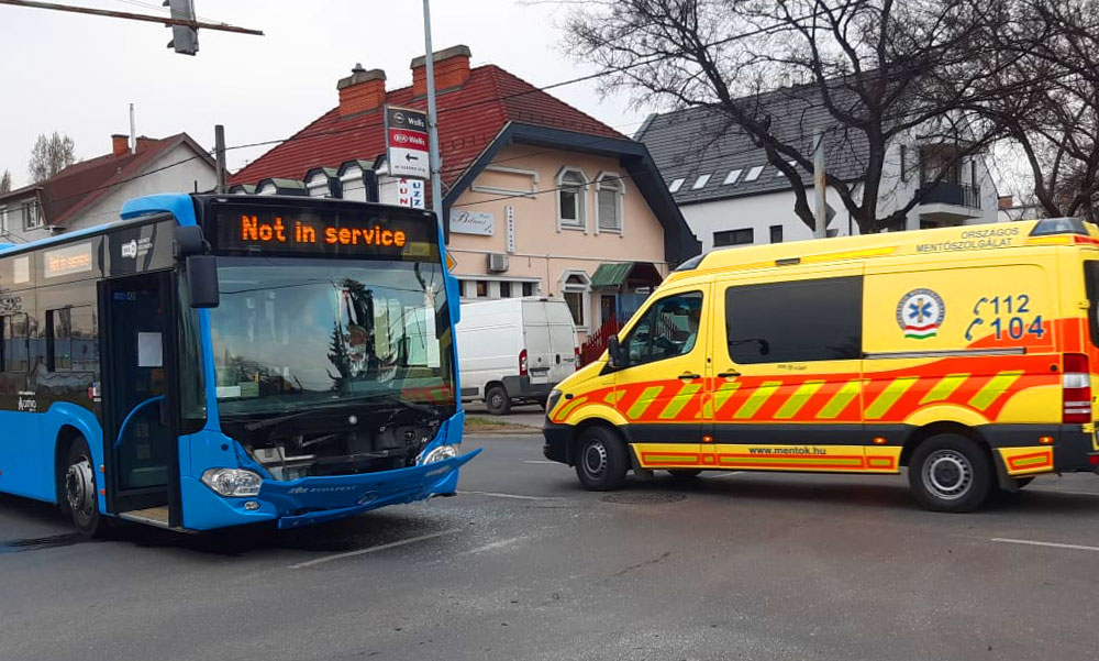 Kirobbantak a légzsákok a várandós nő autójában, az ütközés erejétől pedig leszakadt BKV-busz eleje