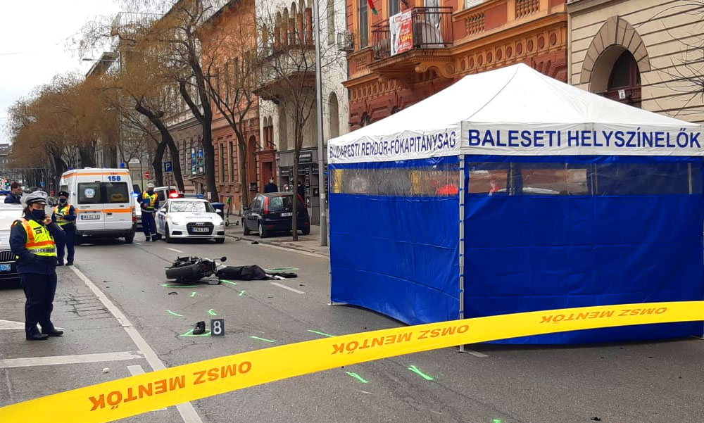 Újraélesztés az utcán – Mentőautóval ütközött egy motoros a 7. kerületben, a futár nem élte túl a karambolt