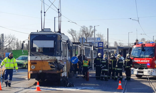 Összetört és kisiklott az a villamos, amely egy kamionnal karambolózott a Könyves Kálmán körúton