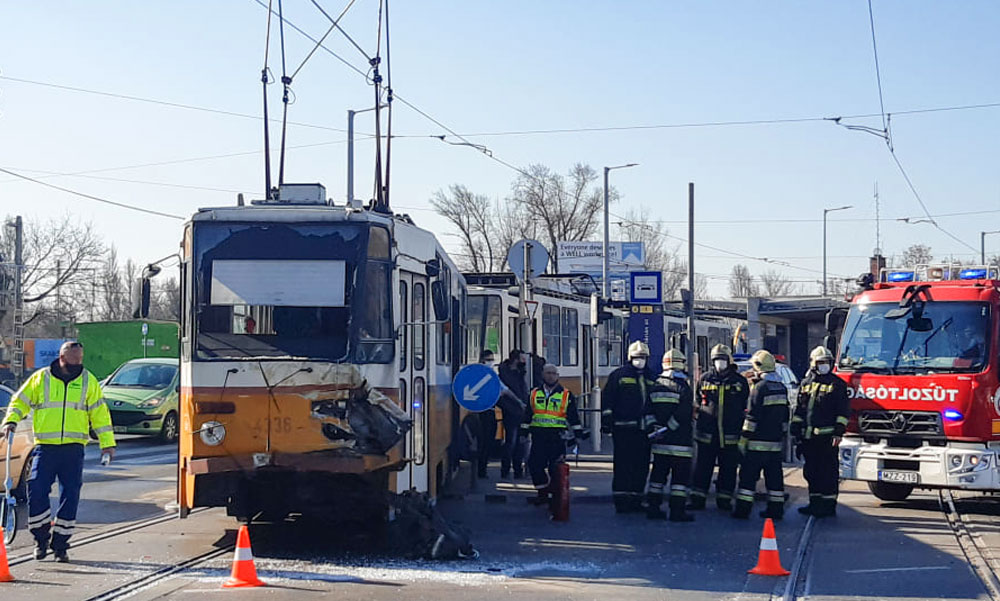 Összetört és kisiklott az a villamos, amely egy kamionnal karambolózott a Könyves Kálmán körúton
