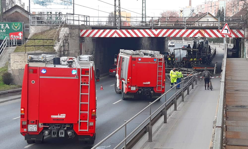 Túl magas volt a kamion rakománya, nekicsapódott a Könyves Kálmán körúton a magasságkorlátozónak
