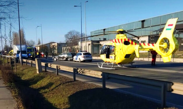 Mentőhelikopter szállt le a Ferihegyi gyorsforgalmin: súlyos baleset történt, 5 jármű ütközött