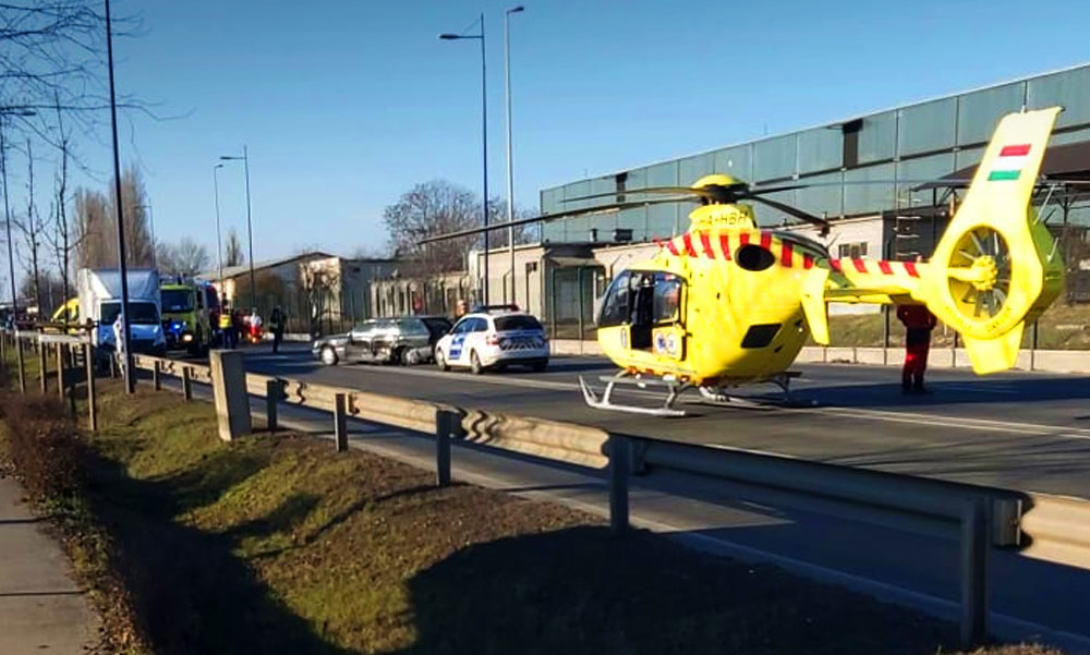 Mentőhelikopter szállt le a Ferihegyi gyorsforgalmin: súlyos baleset történt, 5 jármű ütközött