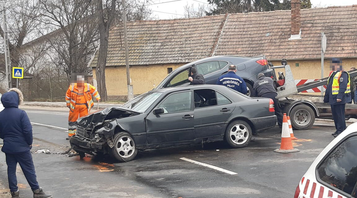 Egyik baleset érte a másikat: két autó rohant egymásba a 2. kerületben, eközben Pomáznál árokba csapódott egy Lexus – Fotó