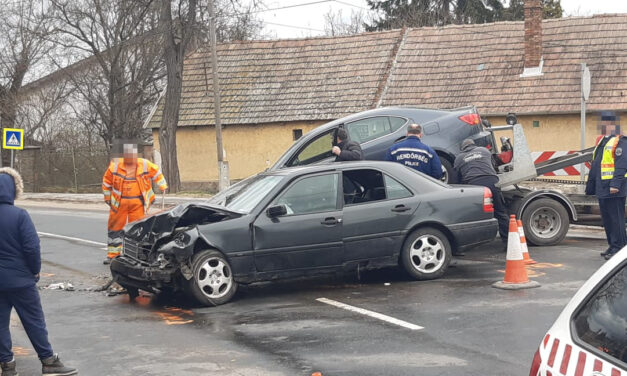 Egyik baleset érte a másikat: két autó rohant egymásba a 2. kerületben, eközben Pomáznál árokba csapódott egy Lexus – Fotó