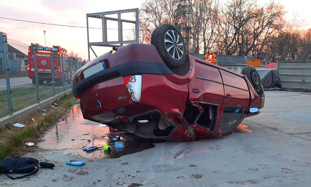 Átszakította a kerítést és bezúzott a telephely udvarára, majd fejtetőn állt meg a Dacia Szigetszentmiklóson