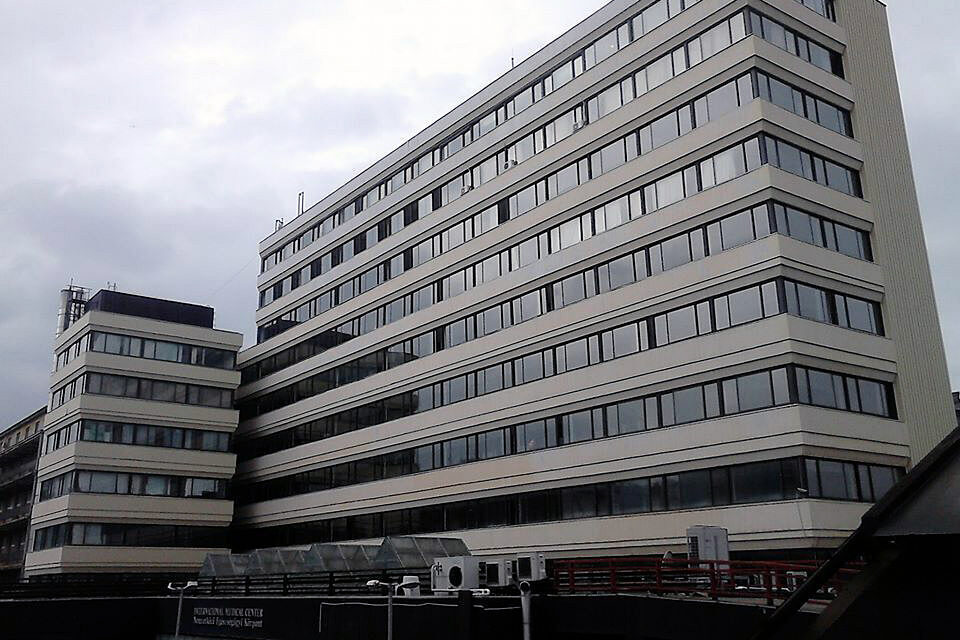 Kikötözve feküdt a Honvéd kórházban a kínai férfi: valaki leszedhette róla a kötést, mielőtt ámokfutásba kezdett, egy 54 éves tanárnő halt meg miatta