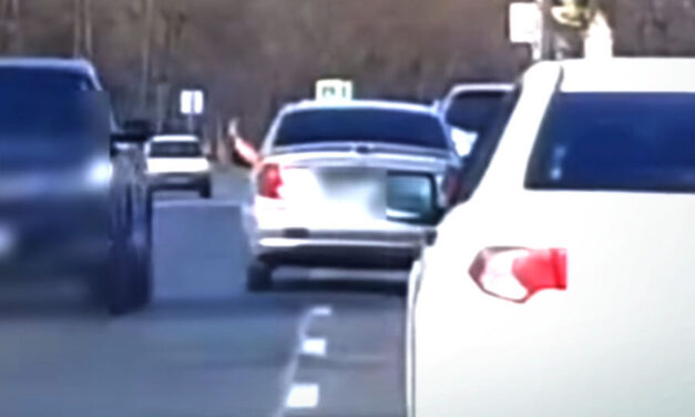 Pár hete életveszélyesen vezetett, most fegyverrel támadt ismerősére a Pest úti ámokfutó