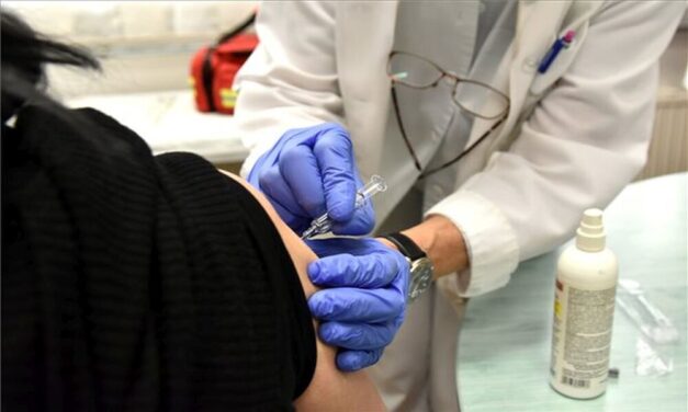 Minden 45 év felettit be kell oltani, a háziorvosok többsége a Facebookon toborozza pácienseit