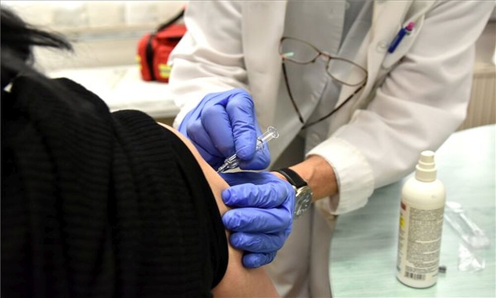 Minden 45 év felettit be kell oltani, a háziorvosok többsége a Facebookon toborozza pácienseit