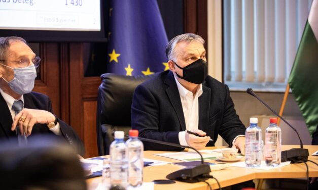 Orbán Viktor: „változik a kijárási tilalom ideje és a boltok nyitvatartását is meghosszabítjuk, beoltjuk a kismamákat”
