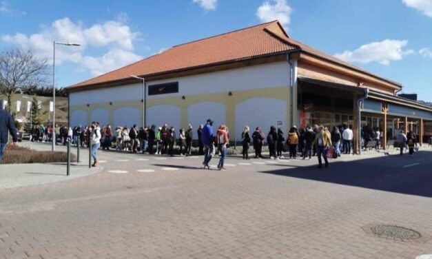Nincs lazítás: csak húsvét után módosul a kijárási korlátozás és a boltok nyitvatartása, április 19-én nyitnak az iskolák és óvodák