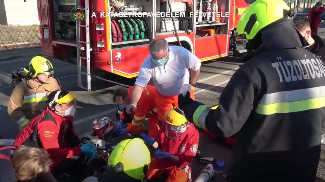 Videó a brutális karambol utáni mentésről: Sokkoló felvételek a Ferihegyi úton történt balesetről