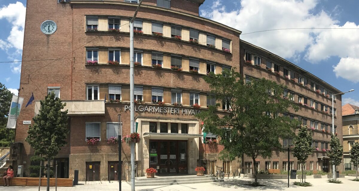 Felháborodtak a 12. kerületi lakosok, mert csak FFP2-es maszkban lehet ügyet intézni a polgármesteri hivatalban – lépett az önkormányzat