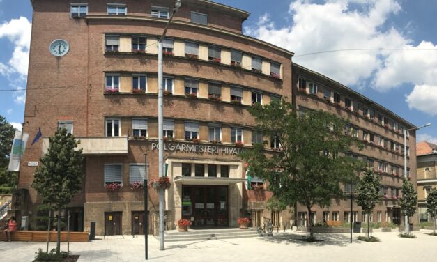 Felháborodtak a 12. kerületi lakosok, mert csak FFP2-es maszkban lehet ügyet intézni a polgármesteri hivatalban – lépett az önkormányzat