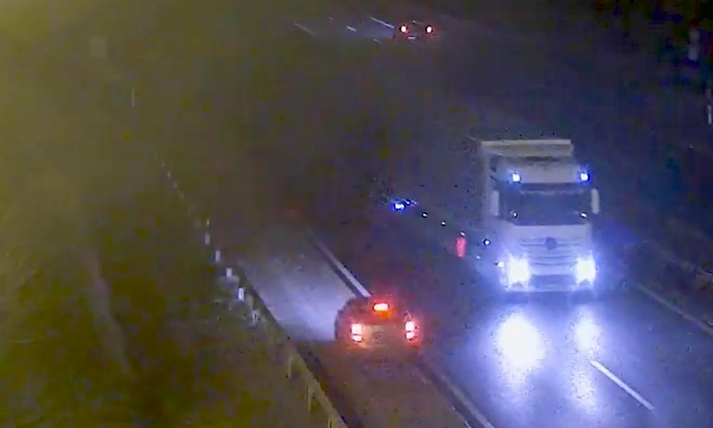 Videón a drogos ámokfutó, aki az M1-es autópályán forgalommal szemben autózott és egy benzinkútba is belerohant