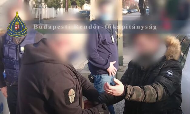 Különös magyarázattal állt elő a férfi, aki megszúrta az SZFE maszkos nőt – Szerinte a nő fordult bele a késbe a csepeli buszon