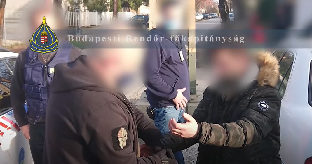 Különös magyarázattal állt elő a férfi, aki megszúrta az SZFE maszkos nőt – Szerinte a nő fordult bele a késbe a csepeli buszon